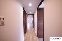 その他:シンプルで落ち着いた色合いの玄関です。