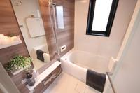 浴室:一日の疲れを癒やしてくれる空間です。入浴剤を入れたりアロマを炊いたりしてみてはいかがでしょうか？
窓もございますので換気性能良好です。