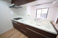 キッチン:システムキッチンを採用。三ツ口コンロ完備で忙しい方に嬉しい設備！
料理の時間も楽しいひと時になるのではないでしょうか。