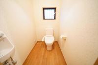 トイレ:白を基調とした清潔感のあるトイレです。広い空間でバリアフリー対応です！