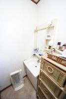 洗面室:清潔感のある洗面所です。
シンプルですっきりとした洗面台は充実した収納スペースで使い勝手の良い造りです。
