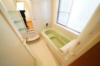 浴室:一日の疲れを癒やしてくれる空間です。入浴剤を入れたりアロマを炊いたりしてみてはいかがでしょうか？
窓もございますので換気性能良好です。