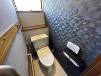 トイレ:スタイリッシュな壁紙が特徴のトイレ。採光窓で明るく、清潔感ある空間が日々の快適さをサポートします。