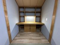 その他:コンパクトながら機能的な書斎スペース。オーダーメイドの棚が多目的に活用可能で、穏やかな色調が集中を促します。