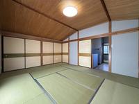 その他:広々とした和室は、モダンな感覚と調和。高い天井が開放感を増し、明るい畳が穏やかな雰囲気を醸し出します。
