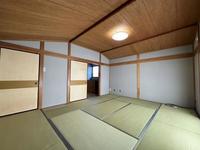 その他:ゆったりとした空間の和室、優しい畳の色が心安らぐ。高い天井で明るさが際立ち、居心地の良い部屋です。