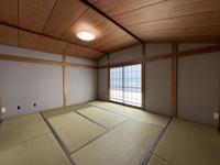 その他:木のぬくもりを感じる和室は、高い天井と大きな窓で明るく開放的。穏やかな光が心地よい癒しの空間を作り出します。
