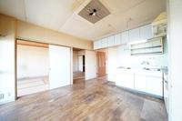 リビング:木目調の床が暖かな雰囲気を醸し出すダイニング。明るく広々としたキッチンで料理がもっと楽しくなる空間です。