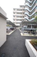 その他:屋根付きの自転車置き場。雨や雪から守ってくれ、雨に濡れることなく自転車の利用が可能です。