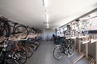 その他:屋根付きの自転車置き場。雨や雪から守ってくれ、雨に濡れることなく自転車の利用が可能です。