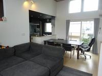 リビング:明るい日が差し込みぬくもりのある空間となっており、ゆったりと家族団らんの時間を過ごせますね！
