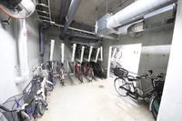 その他:屋根付きの自転車置き場。雨や雪から守ってくれ、雨に濡れることなく自転車の利用が可能です。