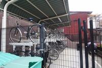 その他:屋根付きの自転車置き場。雨や雪から守ってくれ、雨に濡れることなく自転車の利用が可能です。