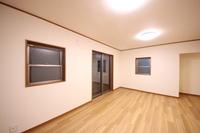 リビング:明るい日が差し込みぬくもりのある空間となっており、ゆったりと家族団らんの時間を過ごせますね！
