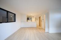 リビング:明るい日が差し込みぬくもりのある空間となっており、ゆったりと家族団らんの時間を過ごせますね！
