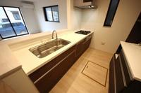 キッチン:広々した使い勝手の良いキッチン。床下収納ございます！
料理の時間も楽しいひと時になるのではないでしょうか。