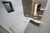 浴室:一日の疲れを癒やしてくれる空間です。入浴剤を入れたりアロマを炊いたりしてみてはいかがでしょうか？
窓もございますので換気性能良好です。