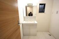 洗面室:清潔感のある洗面所です。
シンプルですっきりとした洗面台は充実した収納スペースで使い勝手の良い造りです。