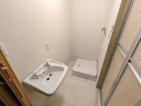 洗面室:清潔感のある洗面所です。
