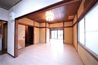 リビング:和室から洋室にリフォームしました。
白い床で明るいお部屋に生まれ変わりました。