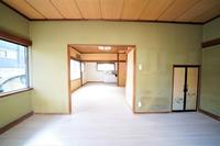 リビング:明るい日が差し込みぬくもりのある空間となっており、ゆったりと家族団らんの時間を過ごせますね！