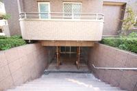 その他:広々としたエントランスです。
緑も豊かで外出時や帰宅時に心を癒やしてくれます。
