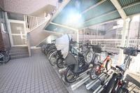 その他:屋根付きの自転車置き場。雨や雪から守ってくれ、雨に濡れることなく自転車の利用が可能です。