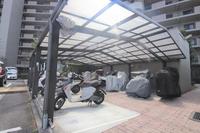 その他:屋根付きのバイク置き場。雨や雪から守ってくれ、雨に濡れることなくバイクの利用が可能です。