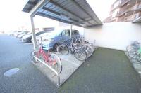 その他:屋根付きの自転車置き場。雨や雪から守ってくれ、雨に濡れることなく自転車の利用が可能です。