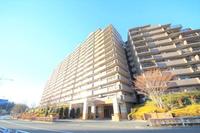 リビング:小学校は徒歩圏内にありますので、お子様を安心して学校に見送ることができそうですね。