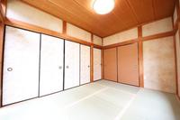 その他:広々とした6帖和室は、モダンな感覚と調和。明るい畳が穏やかな雰囲気を醸し出します。襖張替えいたしました！