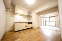 リビング:木目調の床が暖かな雰囲気を醸し出すダイニング。明るく広々としたキッチンで料理がもっと楽しくなる空間です。