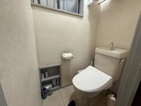 トイレ:白を基調とした清潔感のあるトイレです。
