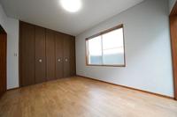 その他:広々とした洋室は自然光で満たされ、組み込まれた収納が便利。落ち着いた色合いで心地よい空間を提供します。
照明器具を交換いたしました！