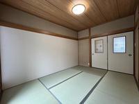 その他:伝統的な和室は、静かな環境で読書や瞑想にぴったり。自然光が満ちる窓と清潔な畳で癒しの時間を提供します。