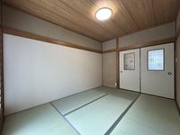 その他:伝統的な和室は、静かな環境で読書や瞑想にぴったり。自然光が満ちる窓と清潔な畳で癒しの時間を提供します。