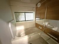浴室:一日の疲れを癒やしてくれる空間です。入浴剤を入れたりアロマを炊いたりしてみてはいかがでしょうか？
窓もございますので換気性能良好です。