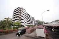 リビング:3路線3駅が徒歩圏内！聖蹟桜ヶ丘駅までマンション目の前のバス停より利用可能！