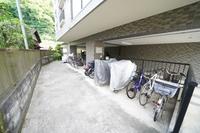 その他:屋根付きの自転車置き場。雨や雪から守ってくれ、雨に濡れることなく自転車の利用が可能です。