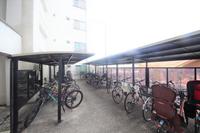 その他:屋根付きの自転車置き場。雨や雪から守ってくれ、雨に濡れることなく自転車の利用が可能です。