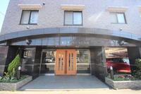 その他:広々とした玄関です。
築年数が平成12年のきれいなマンションです。