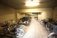 その他:屋根付きの自転車置き場。雨や雪から守ってくれ、雨に濡れることなく自転車の利用が可能です。