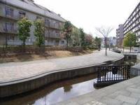 キッチン:前面道路は車通りも少ないので駐車が苦手な方でも安心して駐車していただけます。