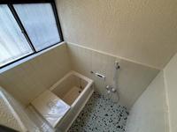 浴室:一日の疲れを癒やしてくれる空間です。給湯器新規交換済みでございます！
窓もございますので換気性能良好です。