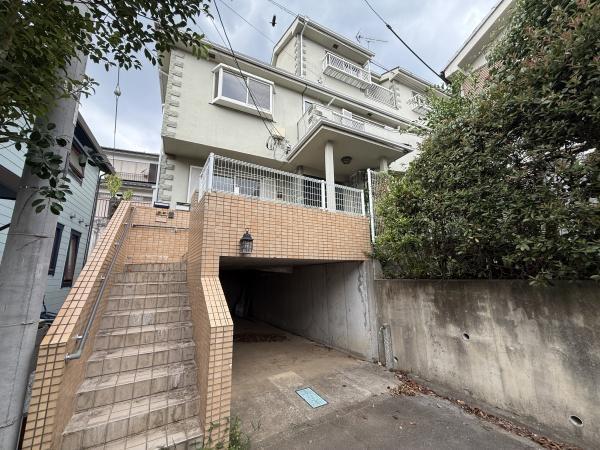 外観:本物件は建ぺい率と容積率が大幅に超過しているため、住宅ローンはご利用いただけません。また、地盤沈下により建物に傾きが発生しております。