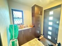 その他:すっきりとした玄関です。
シューズボックスの棚の上には飾りなどがおける空間となっております。