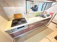 キッチン:広々した使い勝手の良いキッチン！床下収納ございます！
料理の時間も楽しいひと時になるのではないでしょうか。