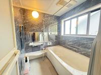 浴室:一日の疲れを癒やしてくれる空間です！窓もございますので換気性能良好です！