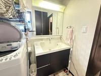 洗面室:清潔感のある洗面所です。
シンプルですっきりとした洗面台は充実した収納スペースで使い勝手の良い造りです。