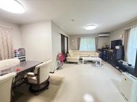 リビング:明るい日が差し込みぬくもりのある空間となっており、ゆったりと家族団らんの時間を過ごせますね！
